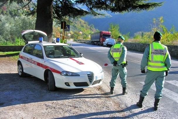 Non ha la patente e scappa ma viene preso ed è nei guai
