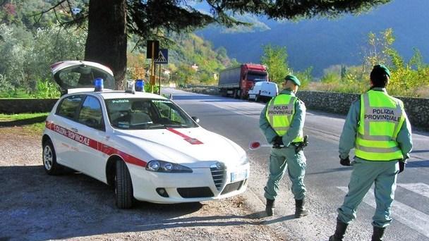 Non ha la patente e scappa ma viene preso ed è nei guai