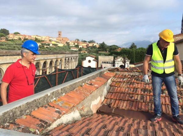 Il sindaco-operaio ripara il camposanto 