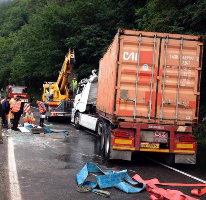Camion ribaltato, tre ore di caos sulla via delle Lame
