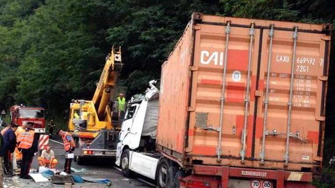 Camion ribaltato, tre ore di caos sulla via delle Lame