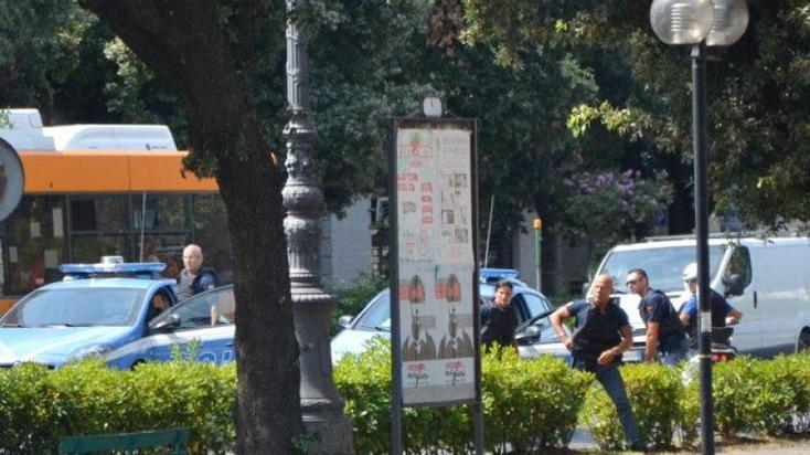Agenti con pistole in pugno per il falso allarme rapina
