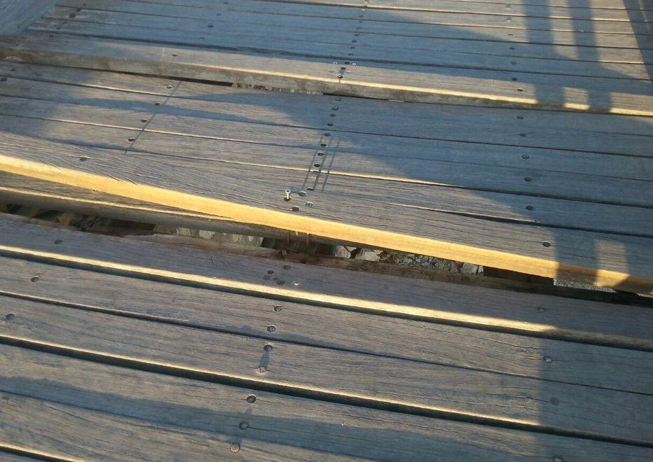 Transenne al ponte di legno sullo stagno del Calich