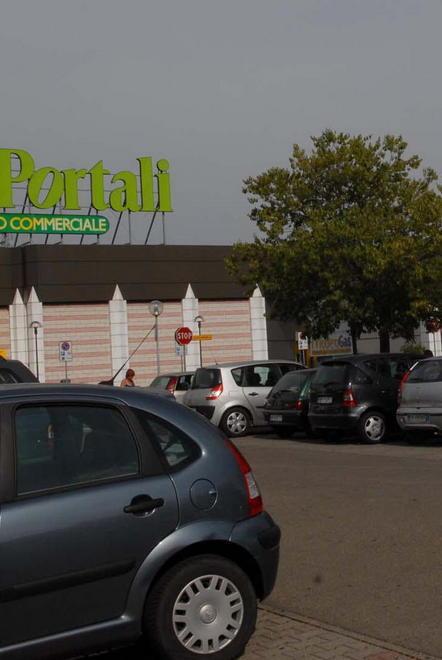 Spacca il vetro e ruba la borsa dall’auto in sosta 