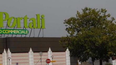 Spacca il vetro e ruba la borsa dall’auto in sosta