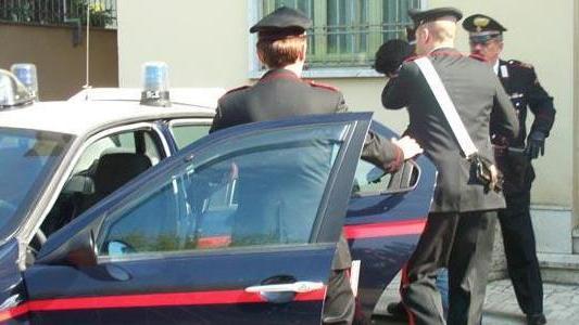 Picchia la convivente davanti ai figli