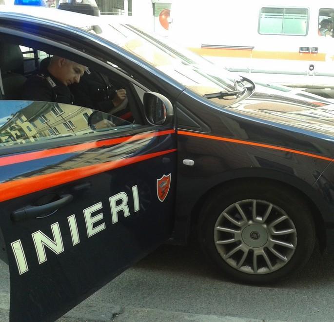 Distrugge il cancello della caserma Arrestato un 36enne