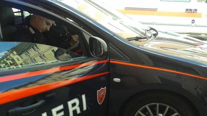 Distrugge il cancello della caserma Arrestato un 36enne