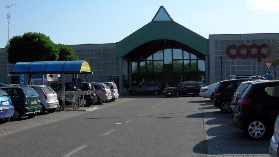 Merce sotto il giubbotto Colti sul fatto due operai