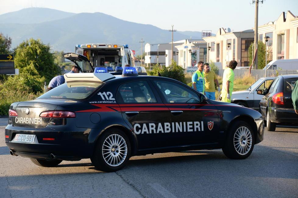 Ruba un “solitario” in casa della donna a cui aveva venduto alimentari 
