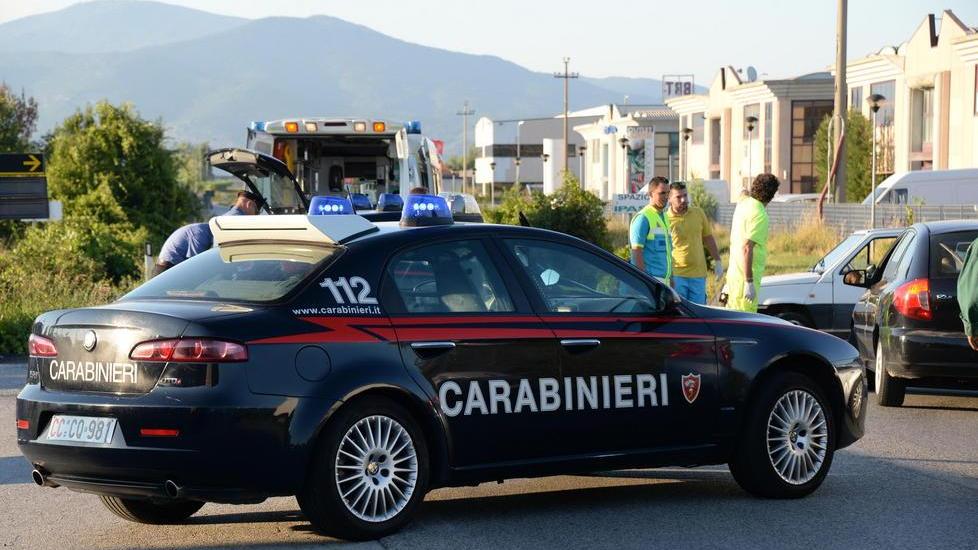 Ruba un “solitario” in casa della donna a cui aveva venduto alimentari