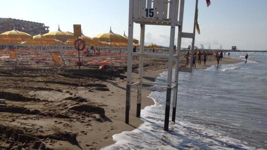 Le torrette di avvistamento ora sono palafitte: sos dai bagnini