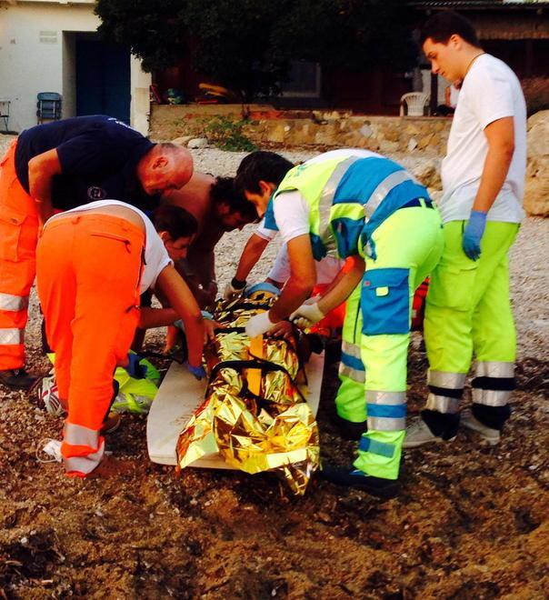 Aggrappato agli scogli aspetta i soccorsi 