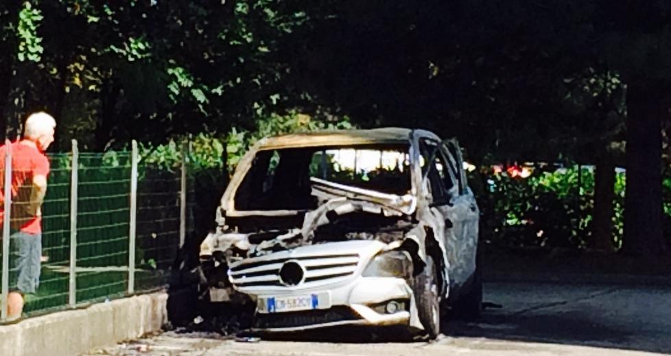 Incendiata la Mercedes di un dentista 