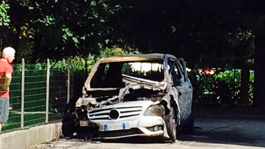 Incendiata la Mercedes di un dentista