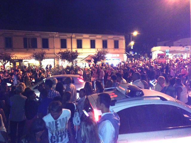 Parapiglia in piazza a Castiglioncello, la folla contesta i vigili urbani per difendere un busker