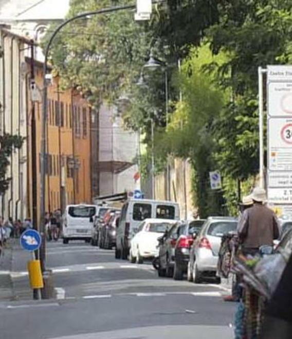 Via Roma martoriata dai ladri «Rubano nelle auto dei turisti» 