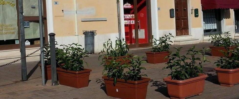 Fioriere, sedie e tavoli in due parcheggi riservati ai disabili