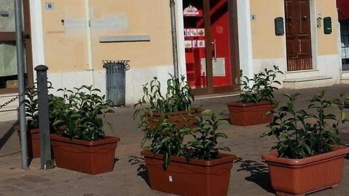Fioriere, sedie e tavoli in due parcheggi riservati ai disabili