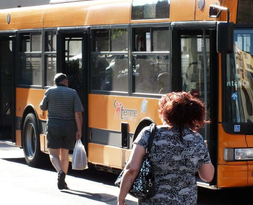 «Gli autobus in tilt per le soste selvagge e i pochi controlli» 