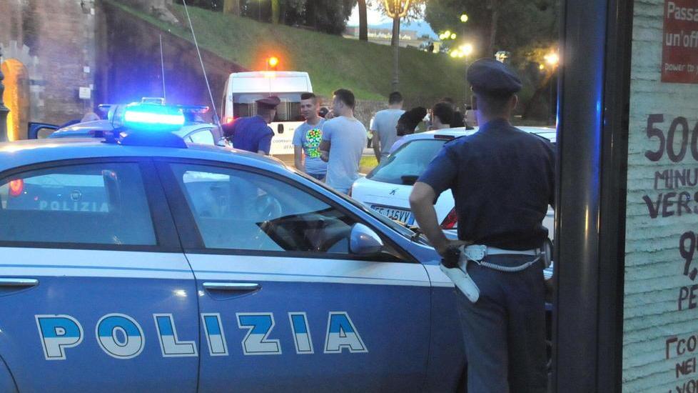 Denunciato per tentati furti in due negozi