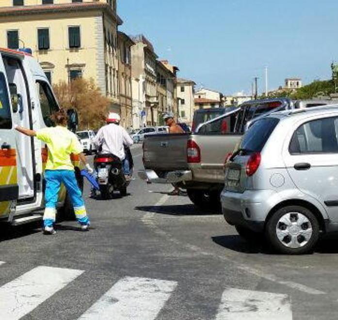 Ferita anziana sulle strisce 