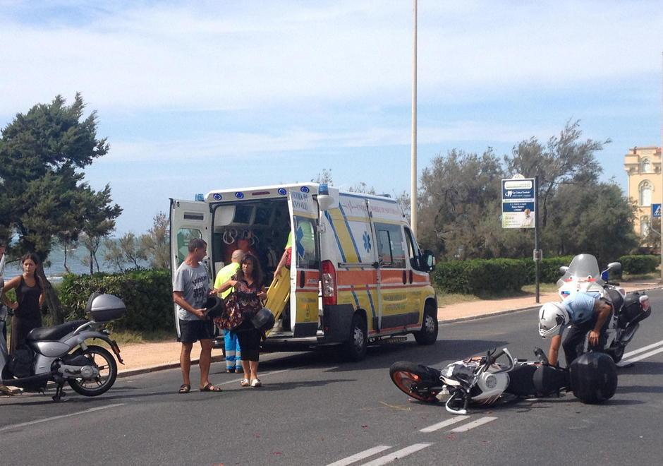 In moto contro la Smart, ferito un giovane di 20 anni 