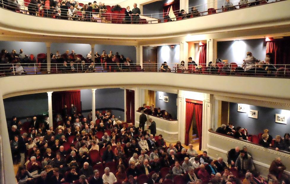 Sconti nei negozi per gli abbonati al Teatro De Micheli