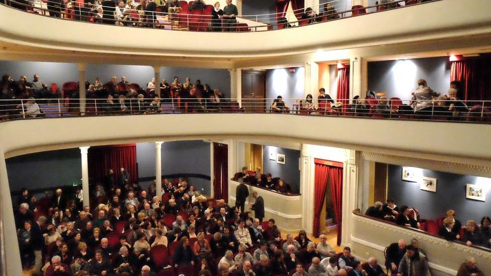Sconti nei negozi per gli abbonati al Teatro De Micheli