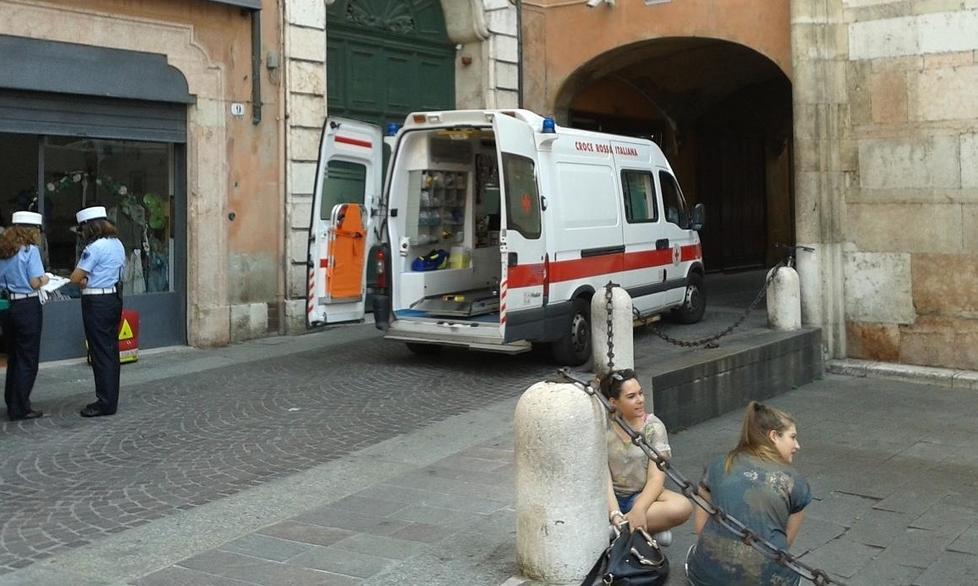 Si sente male nel negozio in piazza