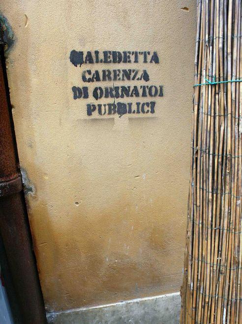 La protesta corre sui muri «Mancano i wc pubblici»