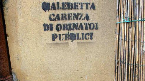 La protesta corre sui muri «Mancano i wc pubblici»