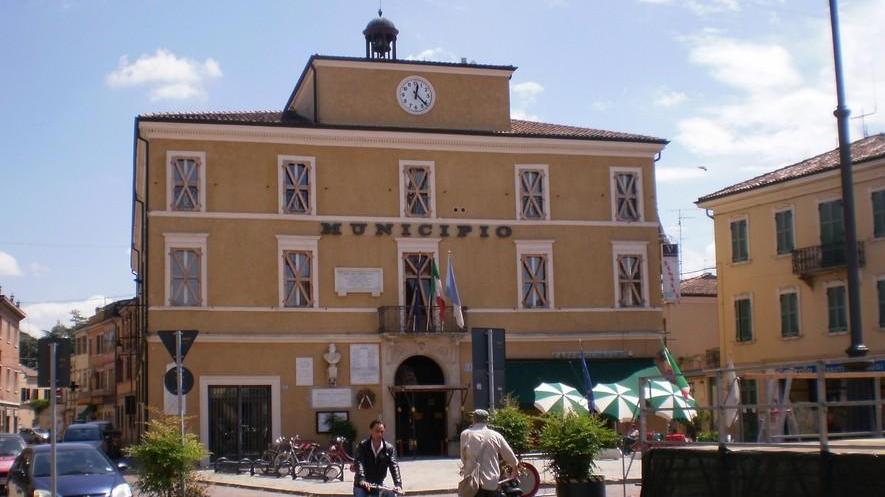 «Basta assistenzialismo» La giunta taglia contributi