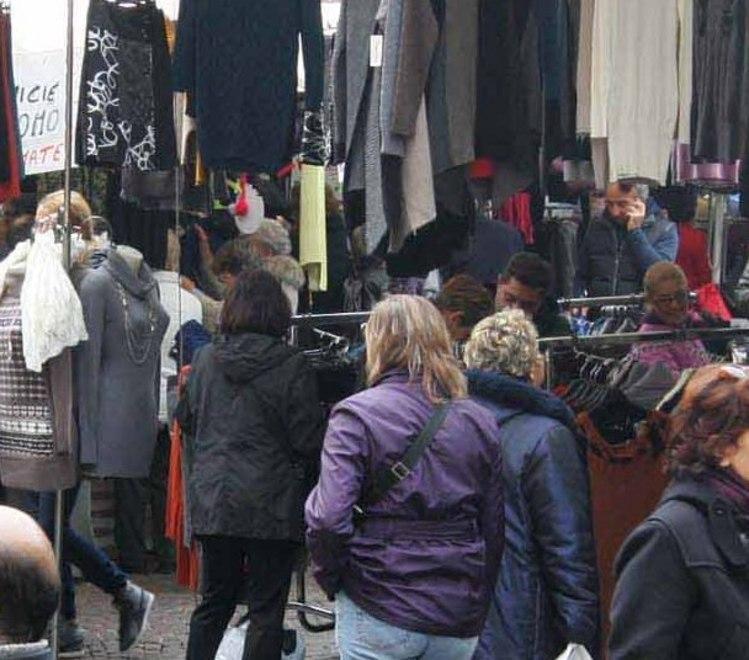 Sul banco del mercato la merce rubata in negozio 