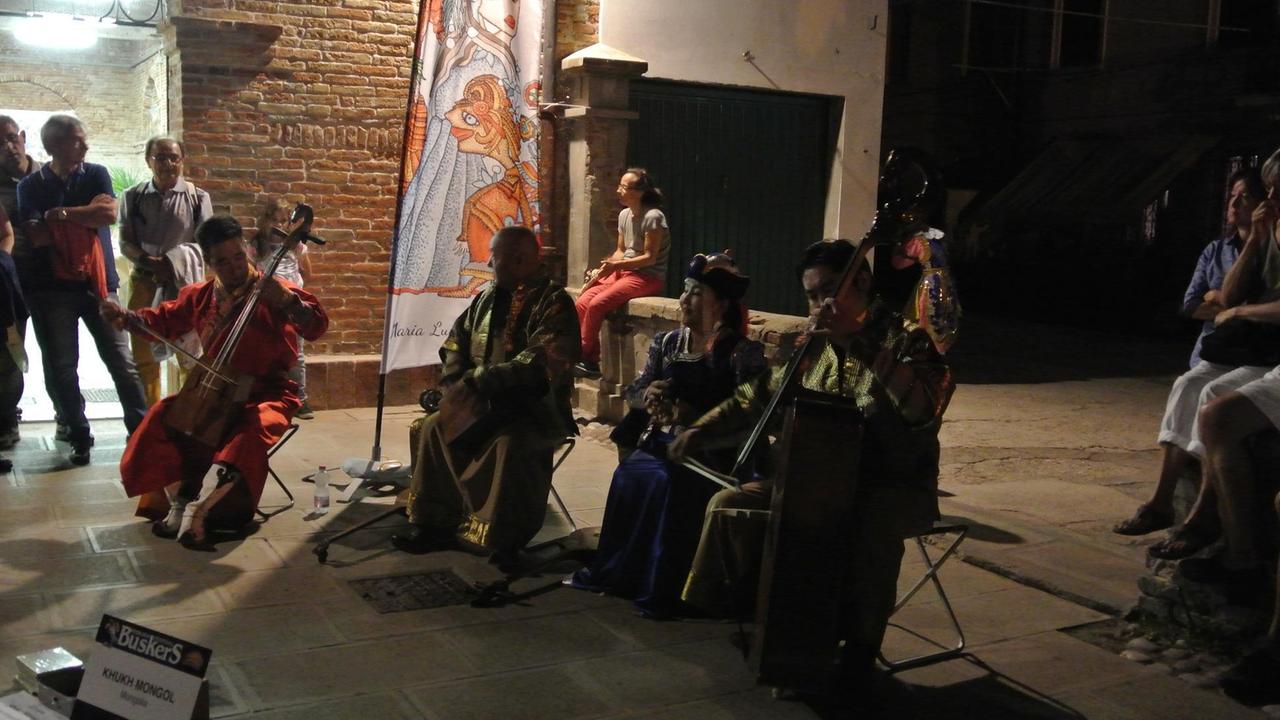 Un gruppo nell'anteprima di Comacchio