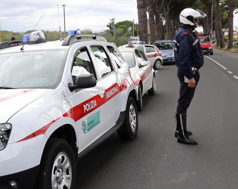 Vaga sulla 429 a Petrazzi e tenta di colpire le auto in transito 
