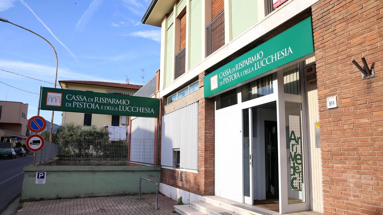È caccia al bandito sfuggito alla cattura