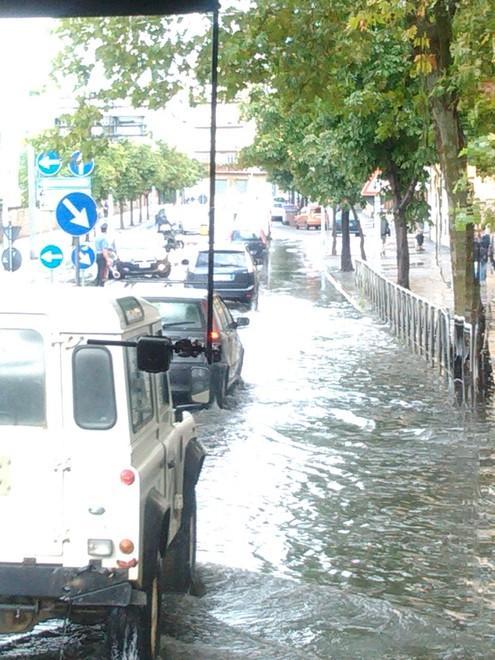 Nubifragio sulla città, allagamenti e caos dopo due trombe d'aria. Situazione tornata alla normalità nel pomeriggio 