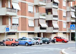 Si toglie la vita impiccandosi in casa , lo trova la sorella 