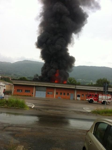 Vaiano, fiamme in un capannone, conteneva il "tesoro" di un truffatore. Foto 