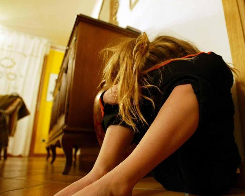 Ragazza denuncia un coetaneo: «Mi ha violentata» 