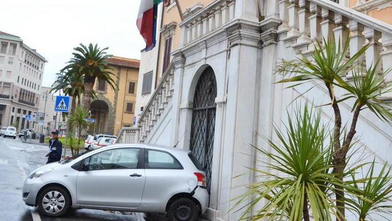 Auto in retromarcia contro il portone del Comune