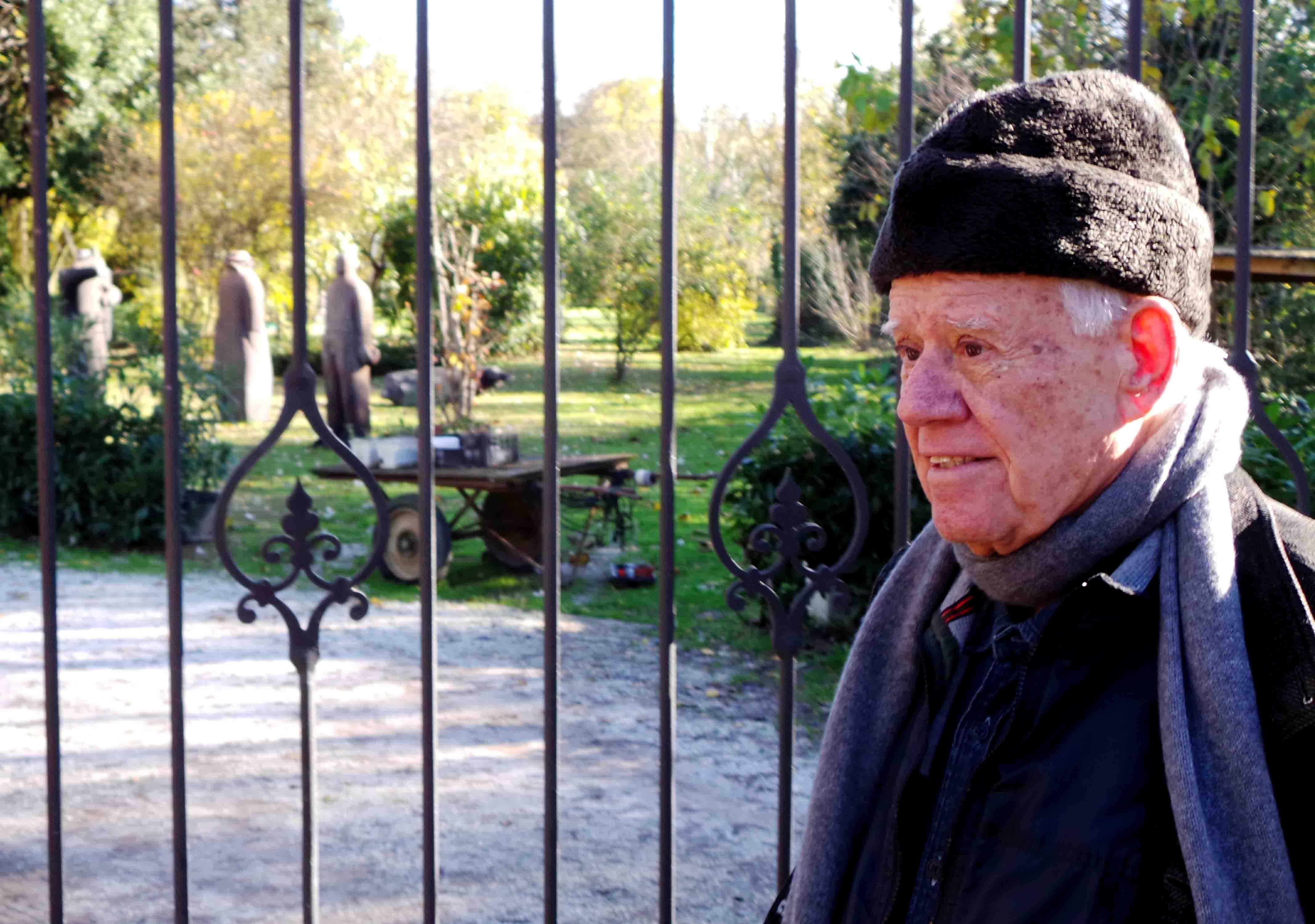 Lo scultore israeliano Dani Karavan durante la visita  a Ferrara nei luoghi bassaniani
