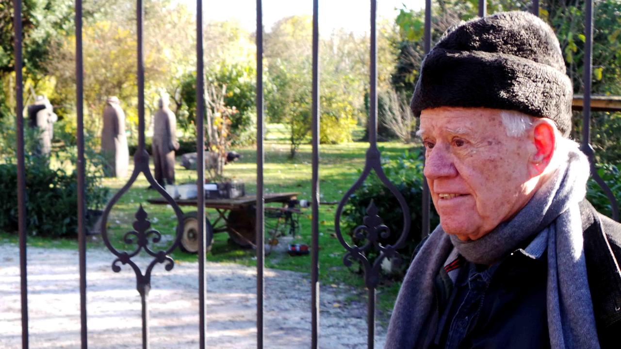 Lo scultore israeliano Dani Karavan durante la visita a Ferrara nei luoghi bassaniani