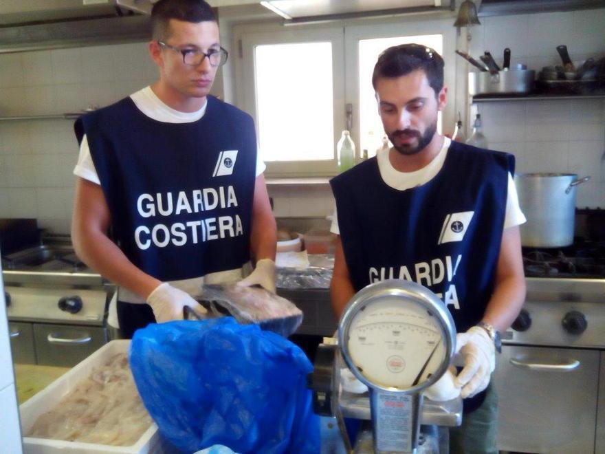 Pesce conservato male, multato ristorante di Camaiore 