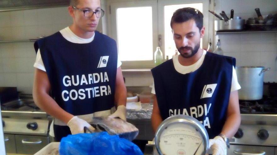 Pesce conservato male, multato ristorante di Camaiore