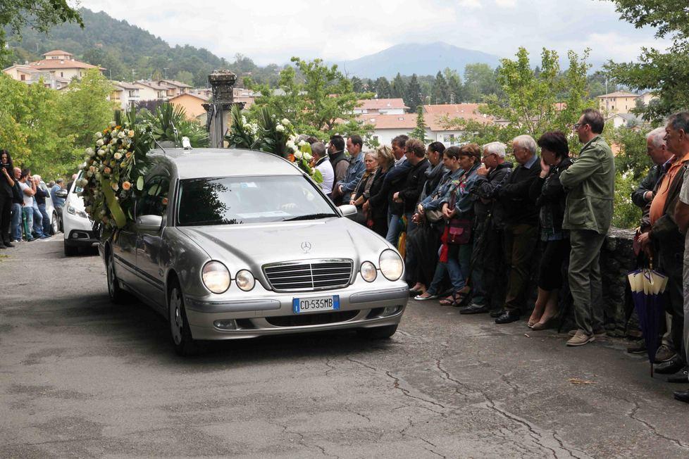 Delitto sul Secchia, tutto il paese ai funerali 