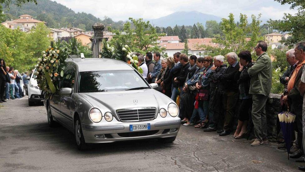 Delitto sul Secchia, tutto il paese ai funerali