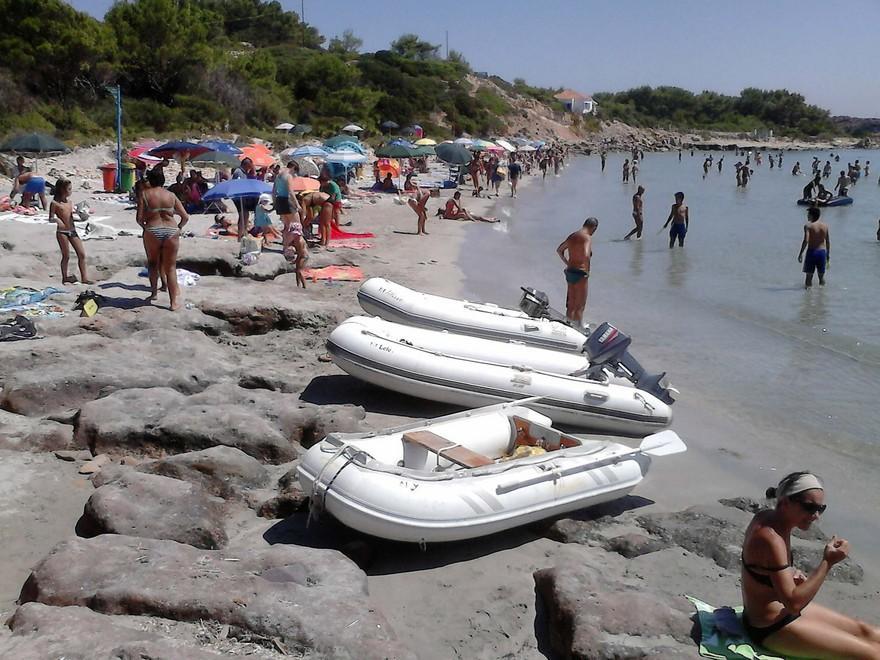 Boom di arrivi, è caos nelle spiagge di Carloforte 