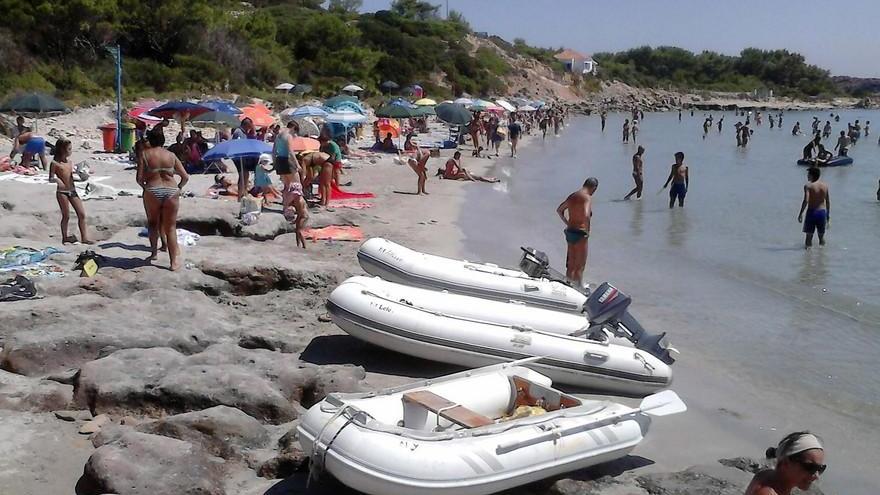 Boom di arrivi, è caos nelle spiagge di Carloforte 